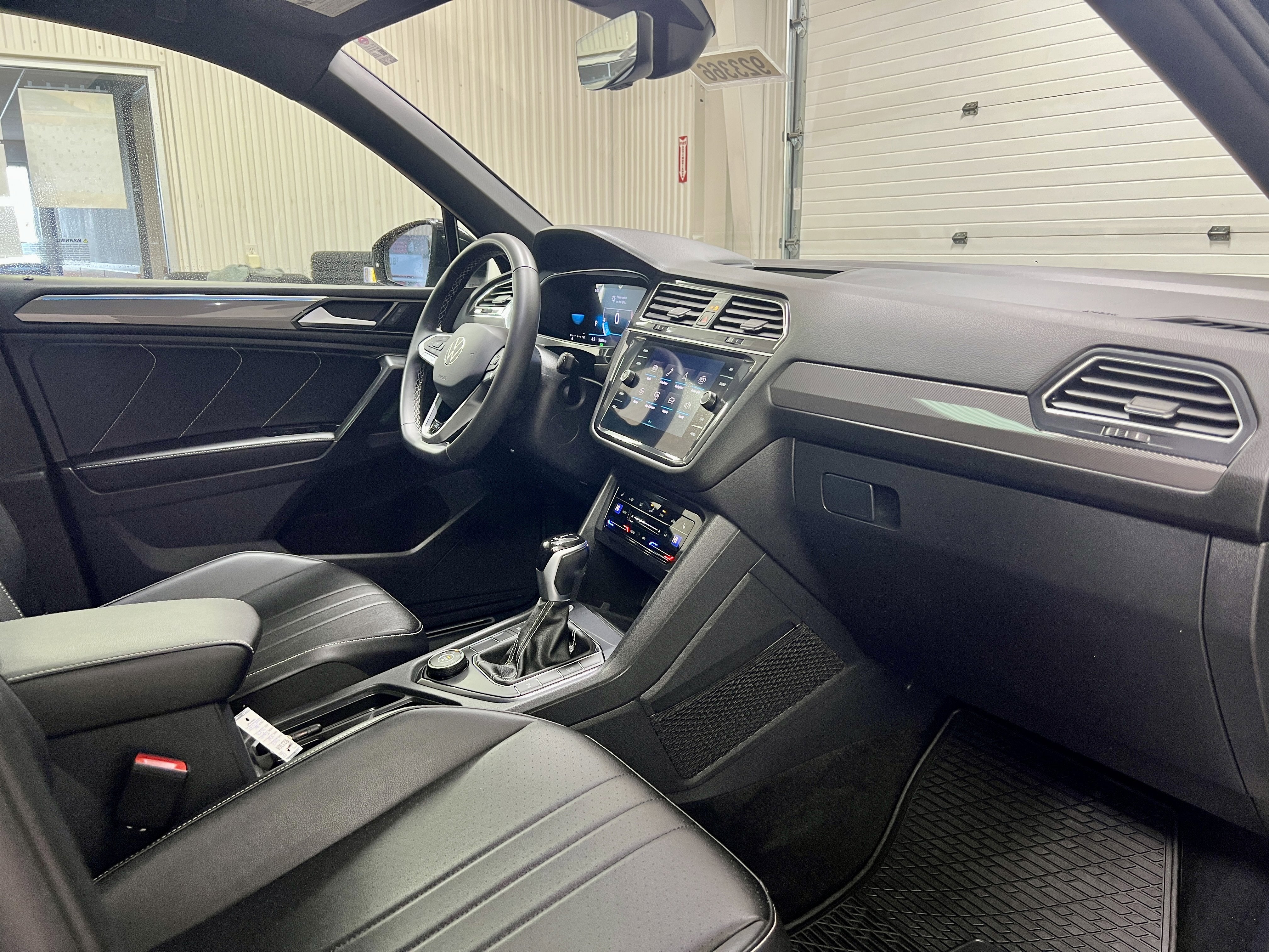 2023 Volkswagen Tiguan SE R-Line Black