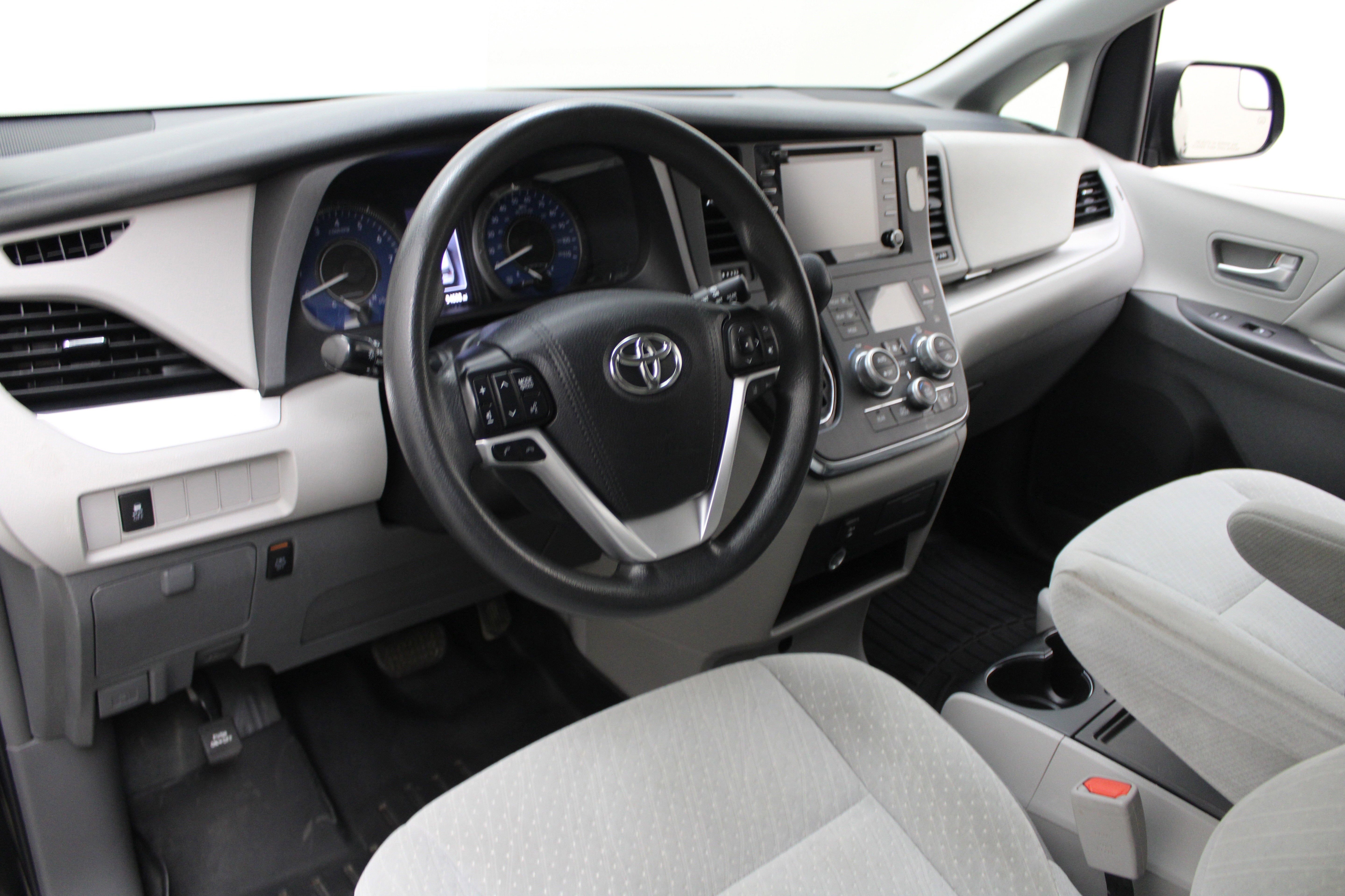 2019 Toyota Sienna LE